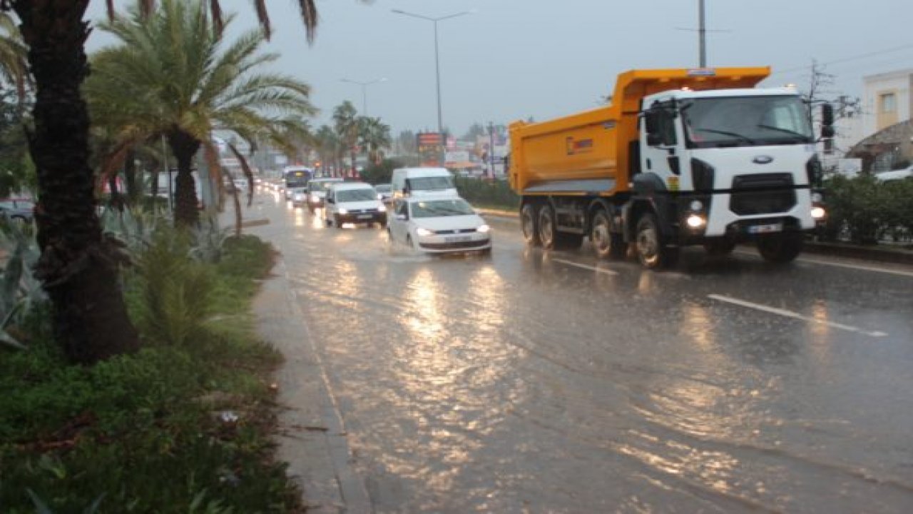 Bodrum'da cadde ve sokaklar göle döndü