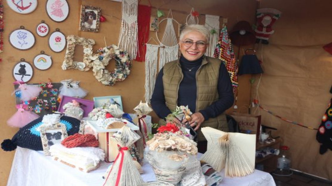Kullanılmış kağıtlardan hediyelik eşya yapıyor