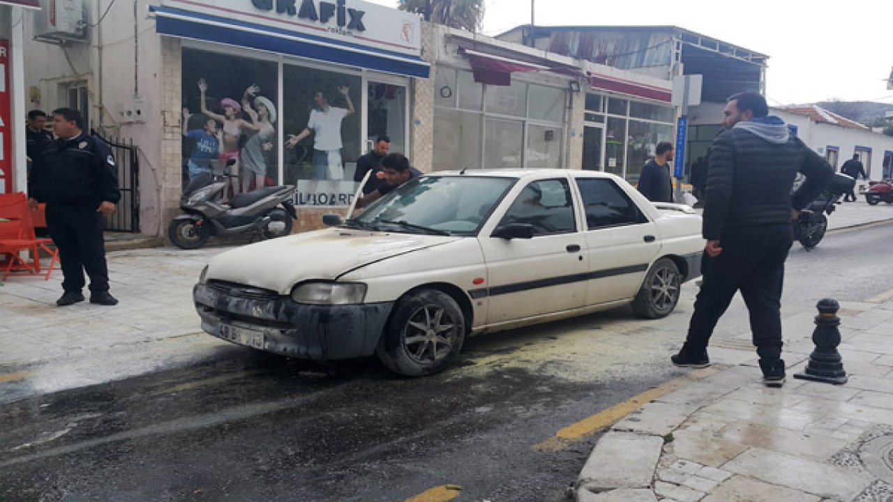 Yanan otomobili esnaf söndürdü