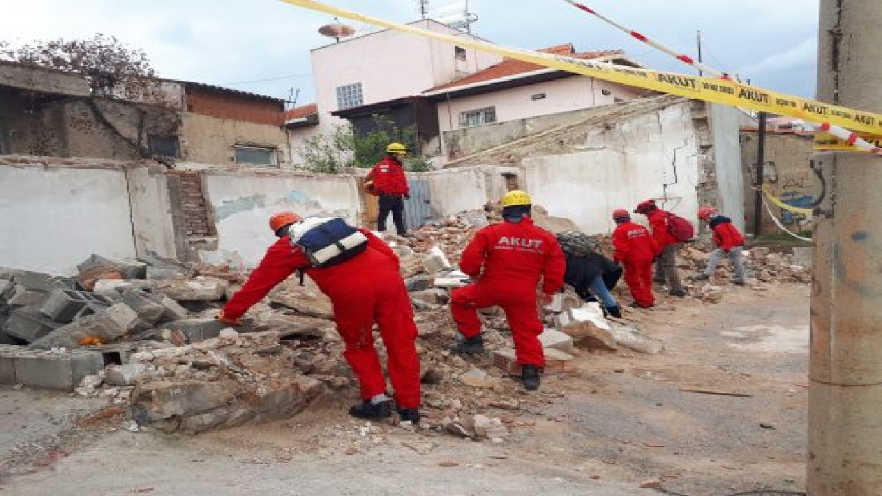AKUT gönüllülerine sahada eğitim