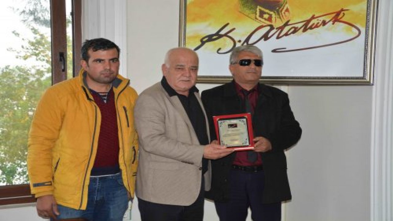 Görme Engelliler Derneği’nden Başkan Karaçelik’e teşekkür plaketi