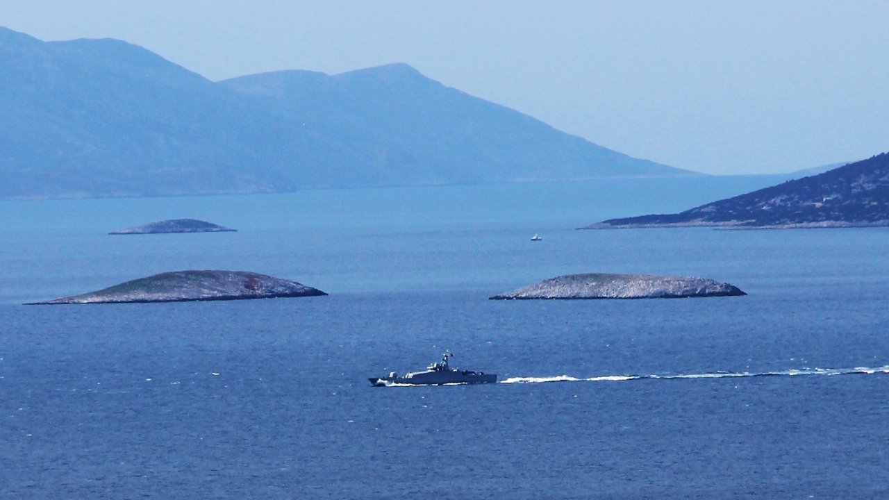 Türk ve Yunan botları burun buruna