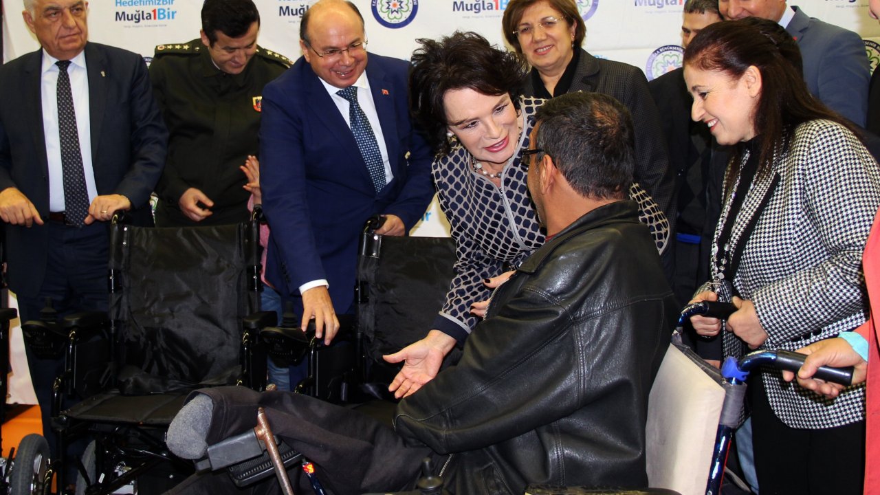 Hülya Koçyiğit akülü araba dağıtımına katıldı