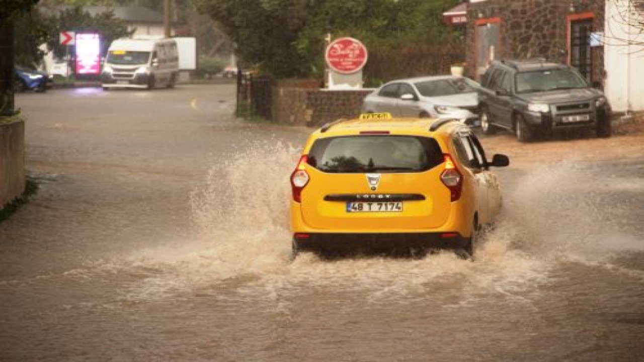 Bodrum'u sağanak vurdu