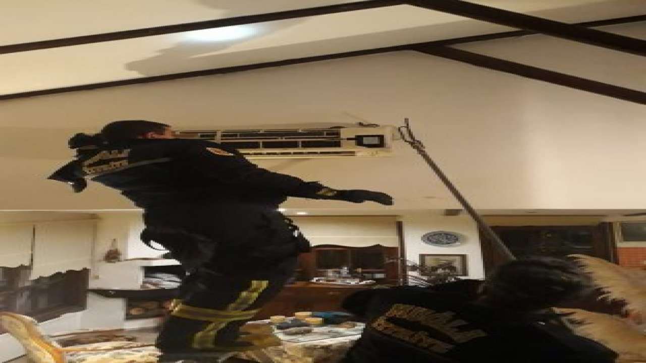 Soğuktan kaçan yılan evin klimasına girdi