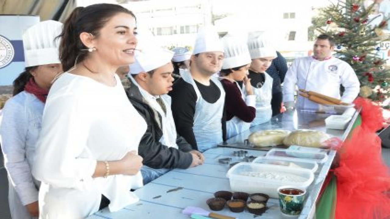 Engelli çocuklar sahnede kurabiye yaptı