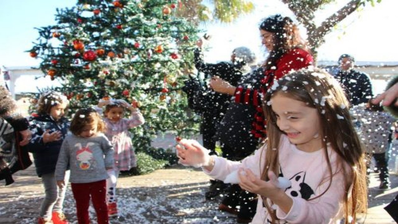 Kar yağmayan ilçede suni kar sevinci