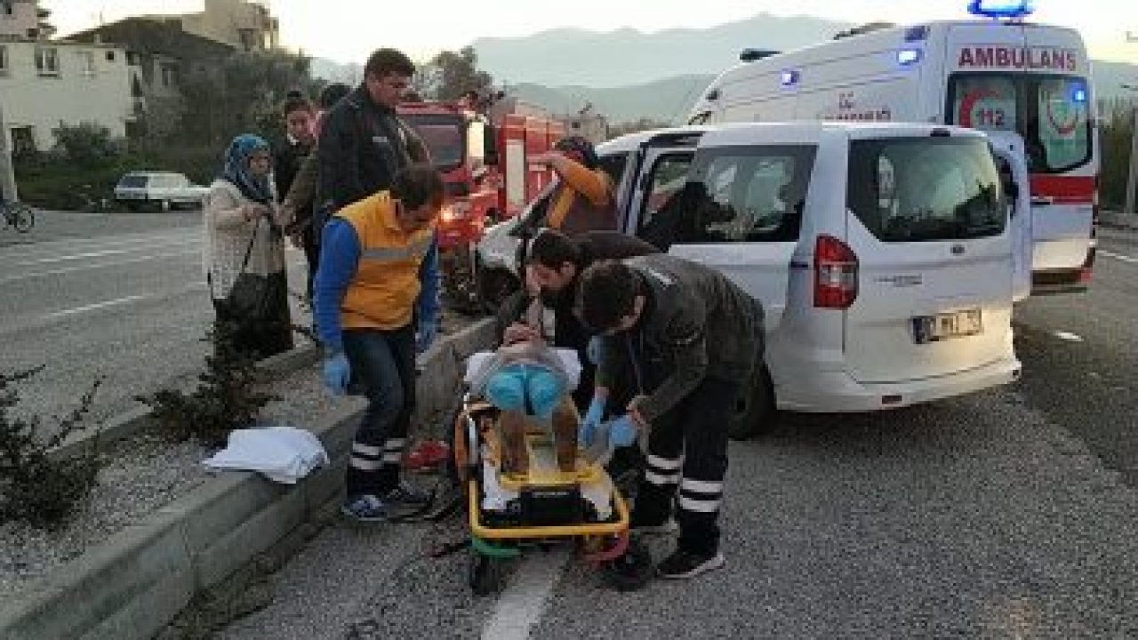 Minibüs ile hafif ticari araç çarpıştı: 1 yaralı