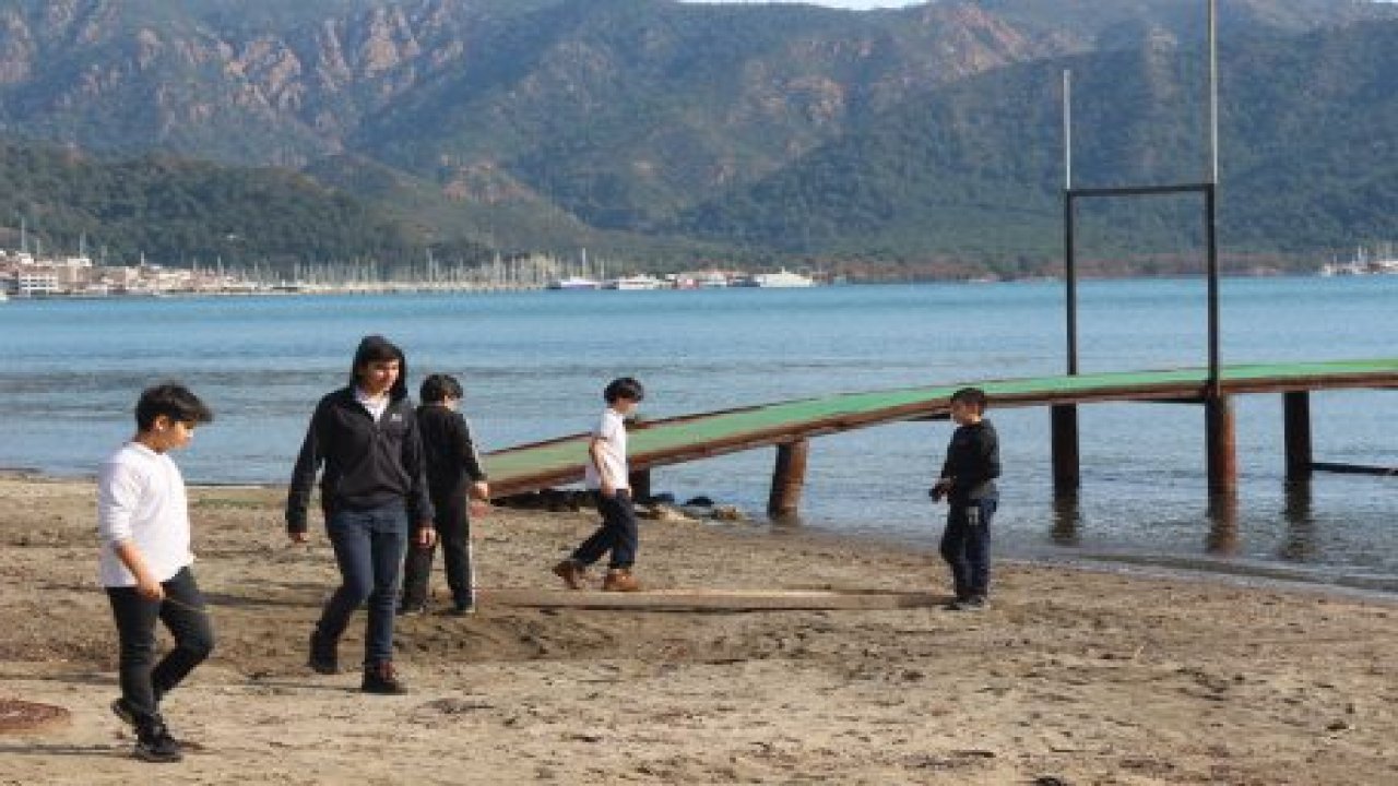 Çocuklar kış ortasında sahilde oyun oynadı