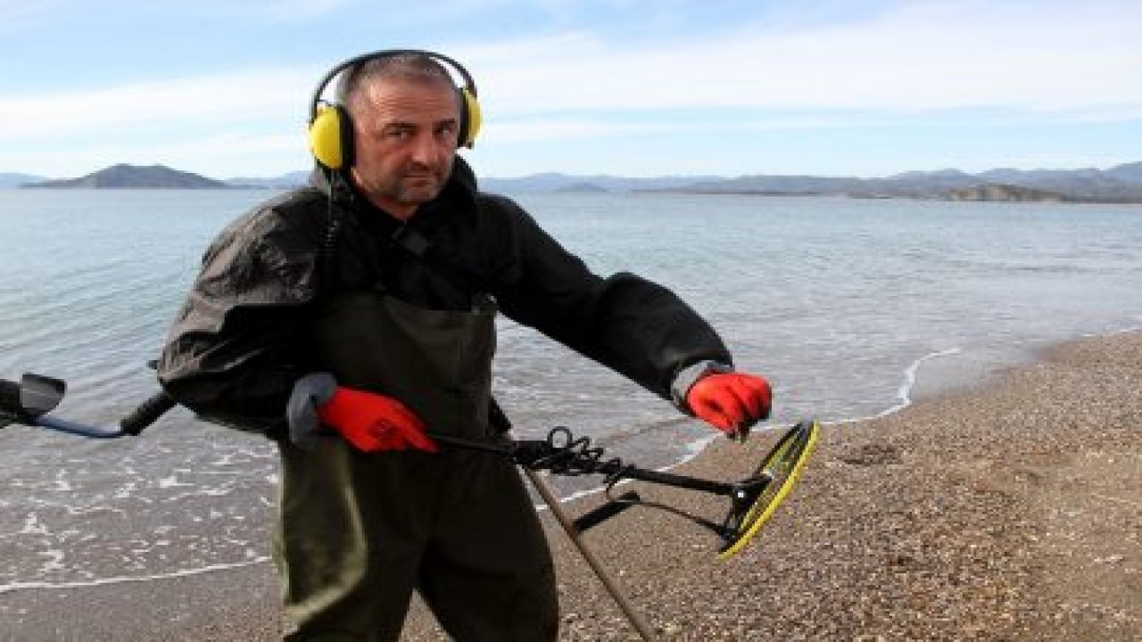 Turistler gitti, takıları definecilere kaldı