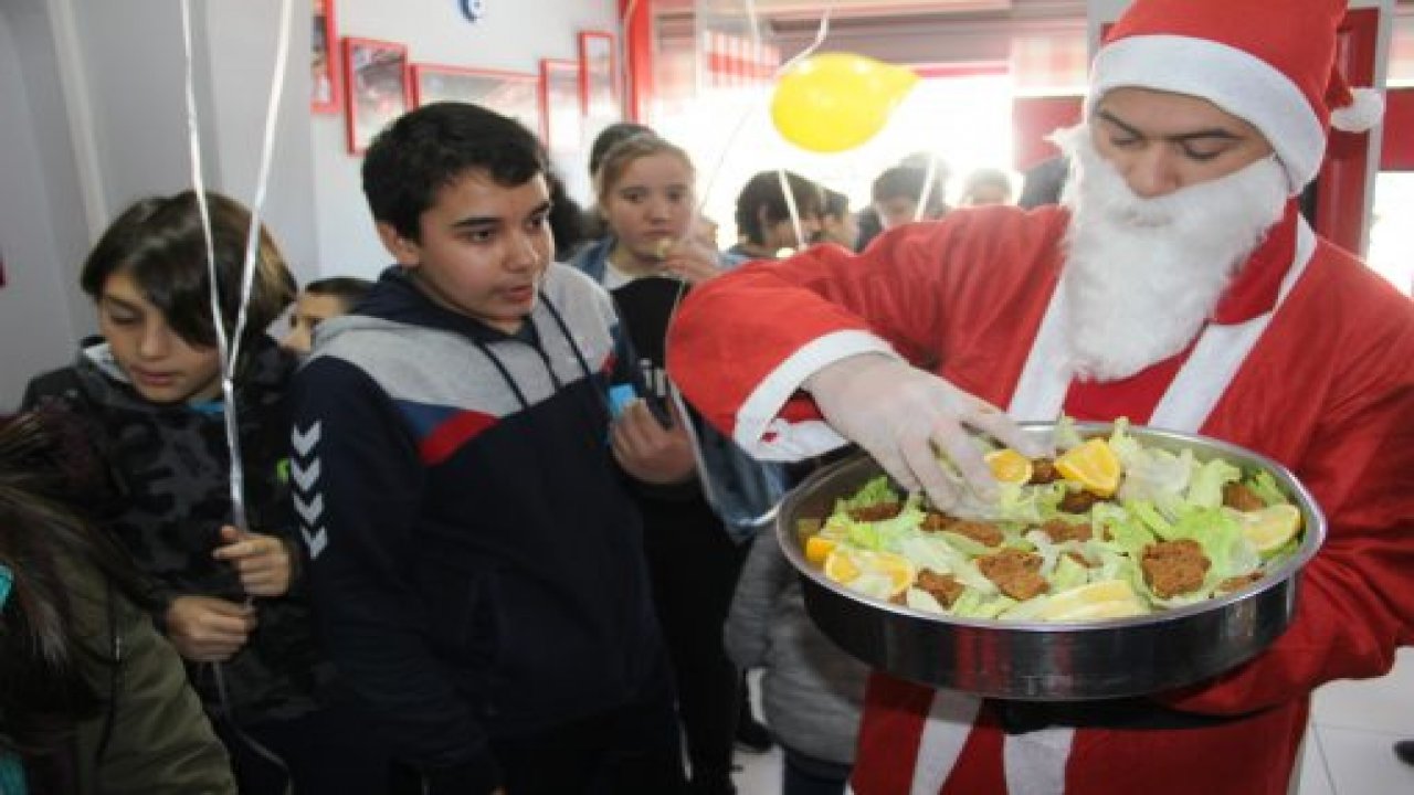 Bodrum sokaklarında tepsiyle çiğköfte dağıttı
