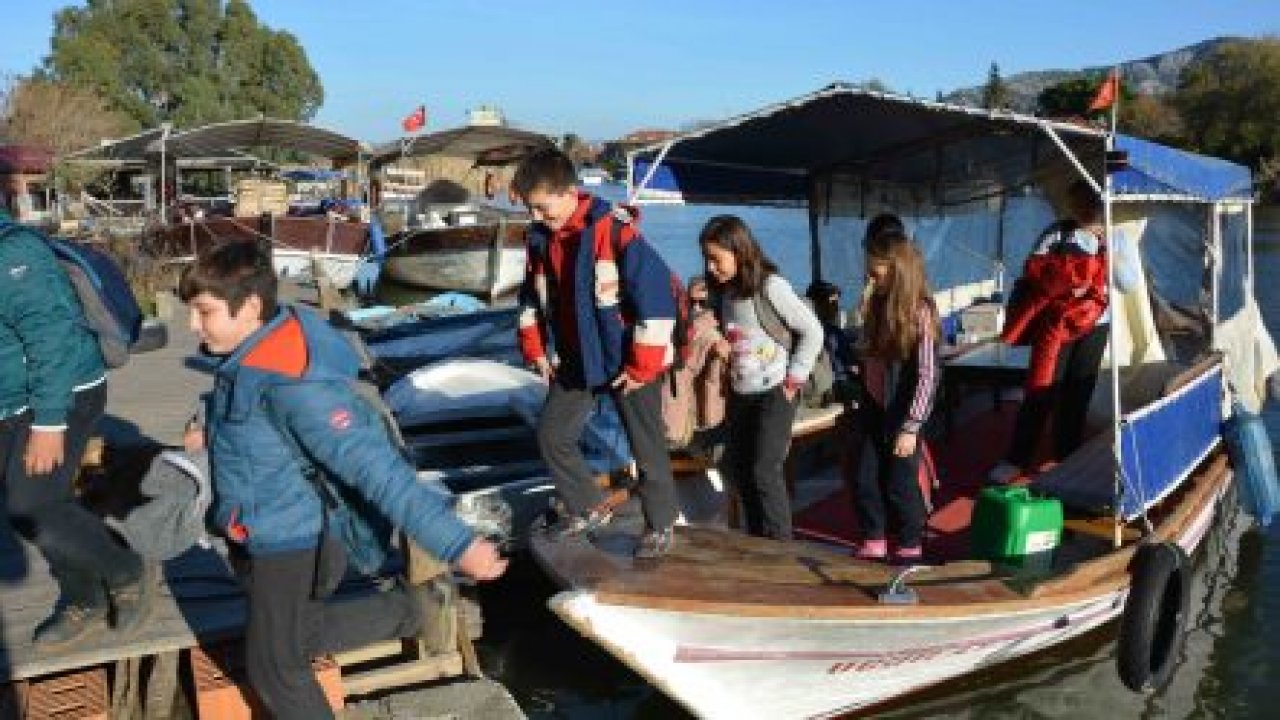 Eğitim tekneli, öğrenciler neşeli
