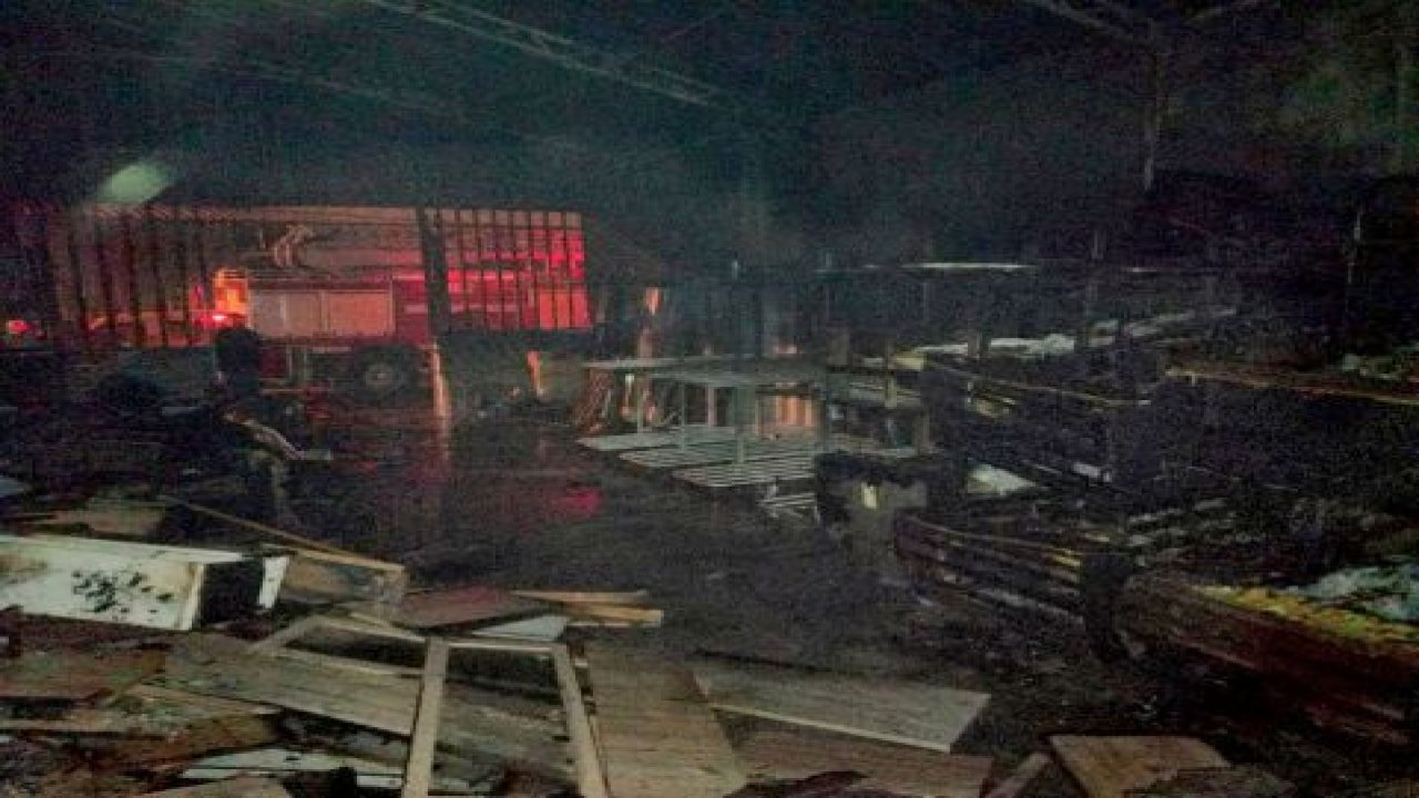 Mobilya deposunda  yangın
