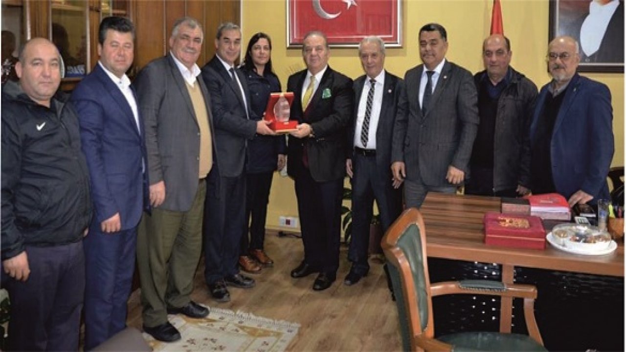 Muhtarlar Derneğinden  Plaket