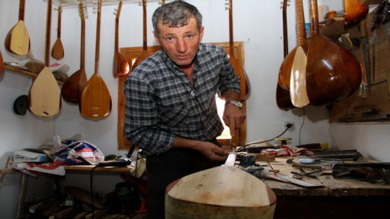 28 yıldır el emeği bağlama yapıyor