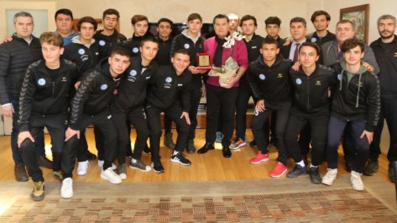 Liseli futbolculardan  Başkan Kocadon'a ziyaret