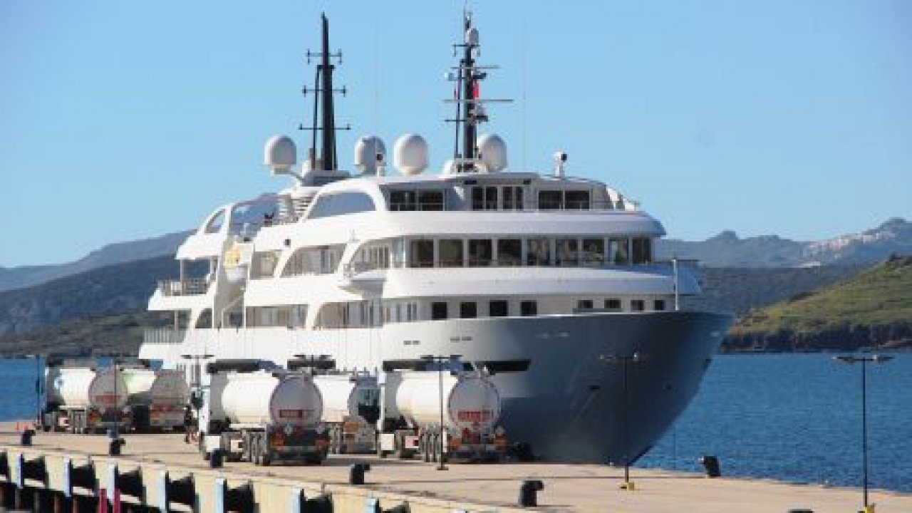 Milyon dolarlık yata 8 tankerle yakıt ikmali