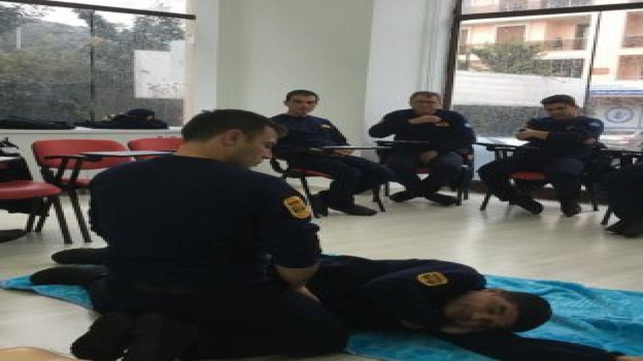 Büyükşehir Belediye personeli  ilk yardımcı oluyor