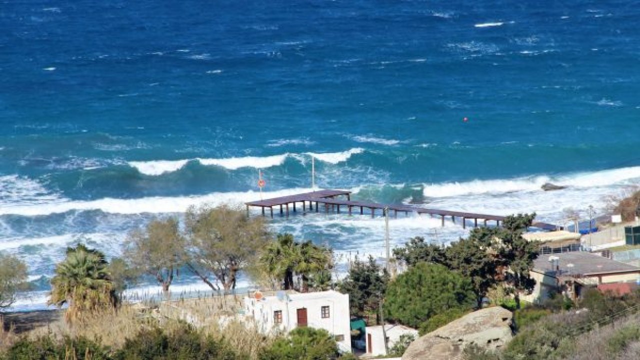 Dev dalgalar Bodrum'da koyları vurdu