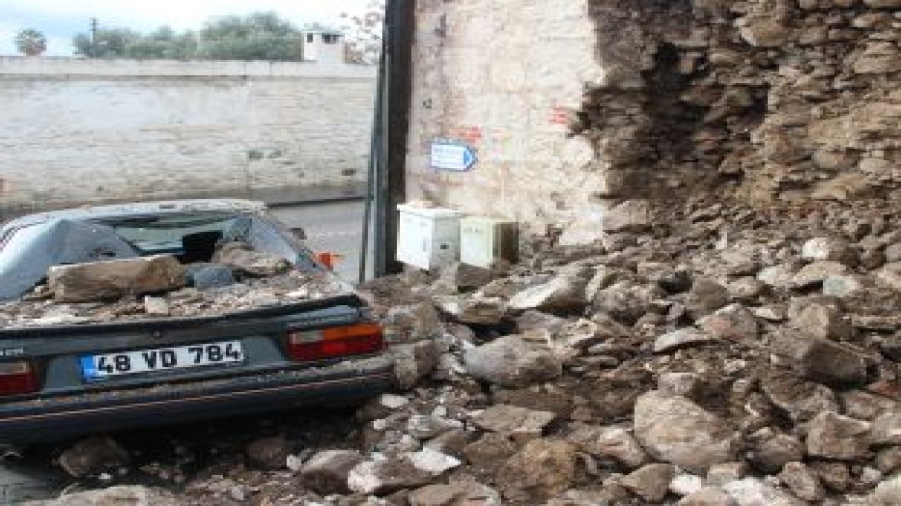 Şiddetli yağış duvarları yıktı