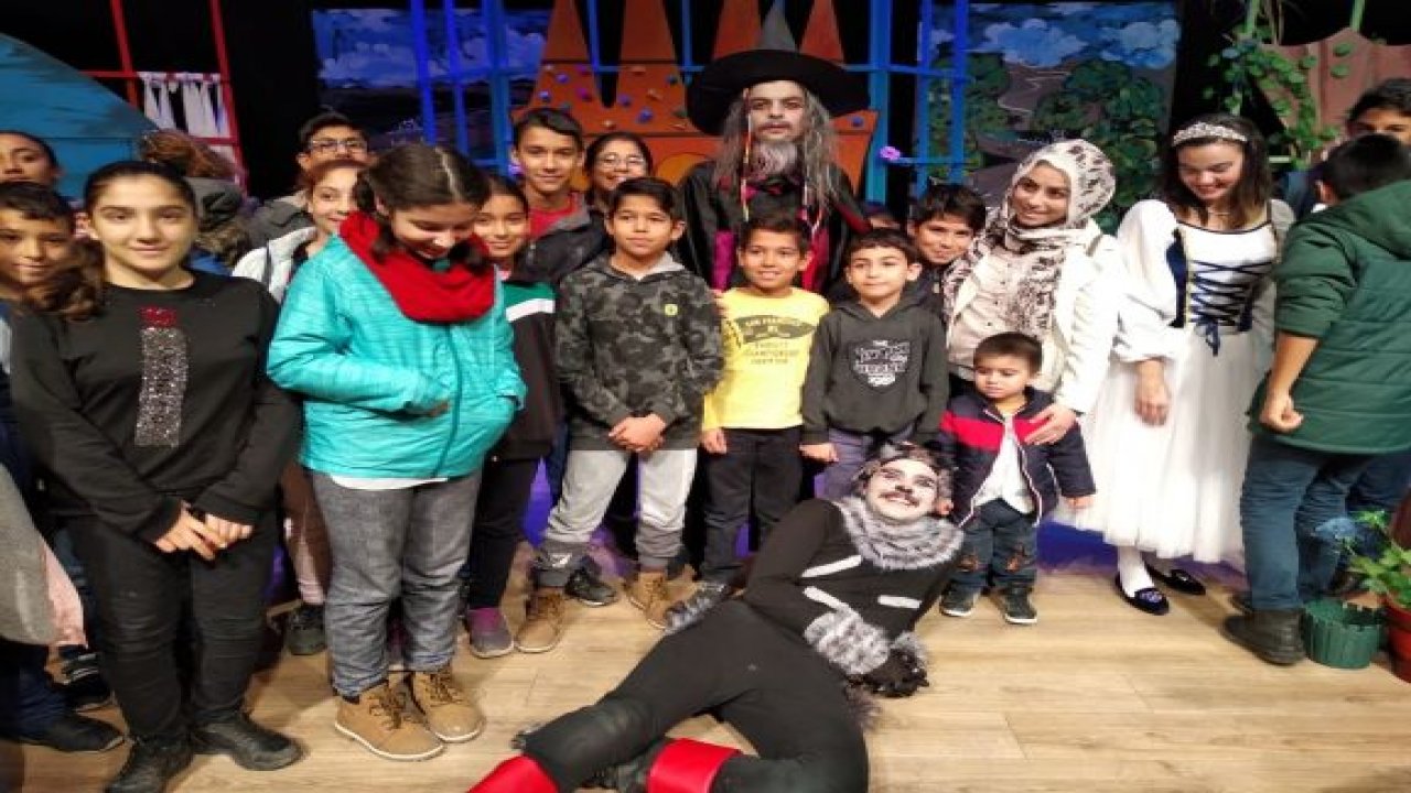 Çocuklar ‘Çizmeli Kedi’ye ilgi gösterdi