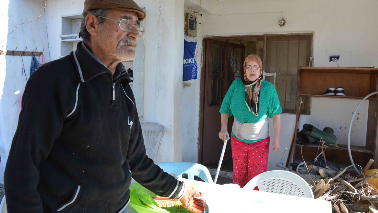 Yıkılmak üzere olan gecekondudaki Söğüt ailesi yardım bekliyor