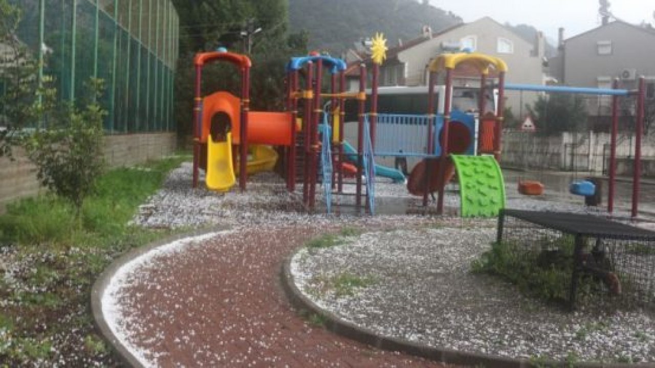 Dolu yağışı Marmaris’i beyaza bürüdü