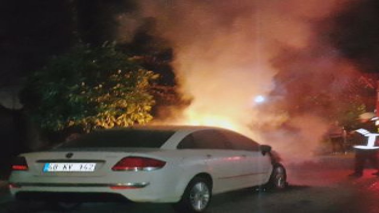 Park halindeki otomobil alev aldı
