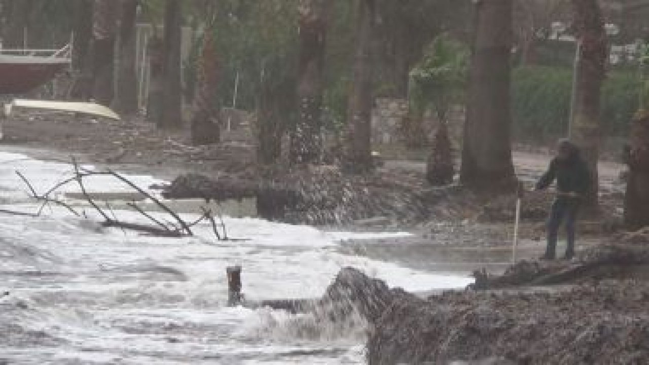 Şiddetli fırtına Marmaris’te hayatı olumsuz etkiledi