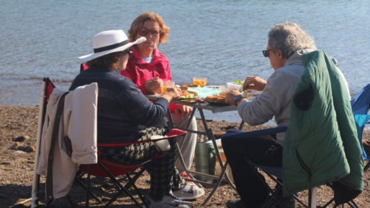 Kış ortasında sahilde kahvaltı keyfi yaptılar