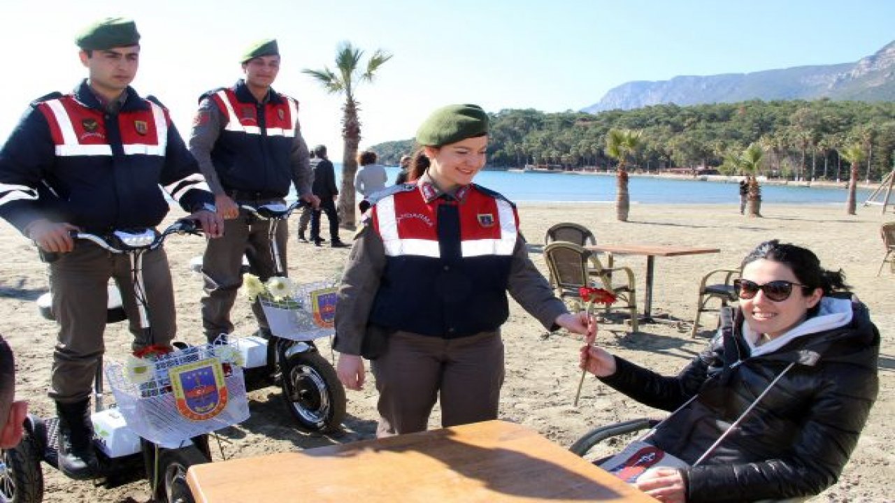 Jandarma sahilde Gınger ile sevgililere çiçek dağıttı