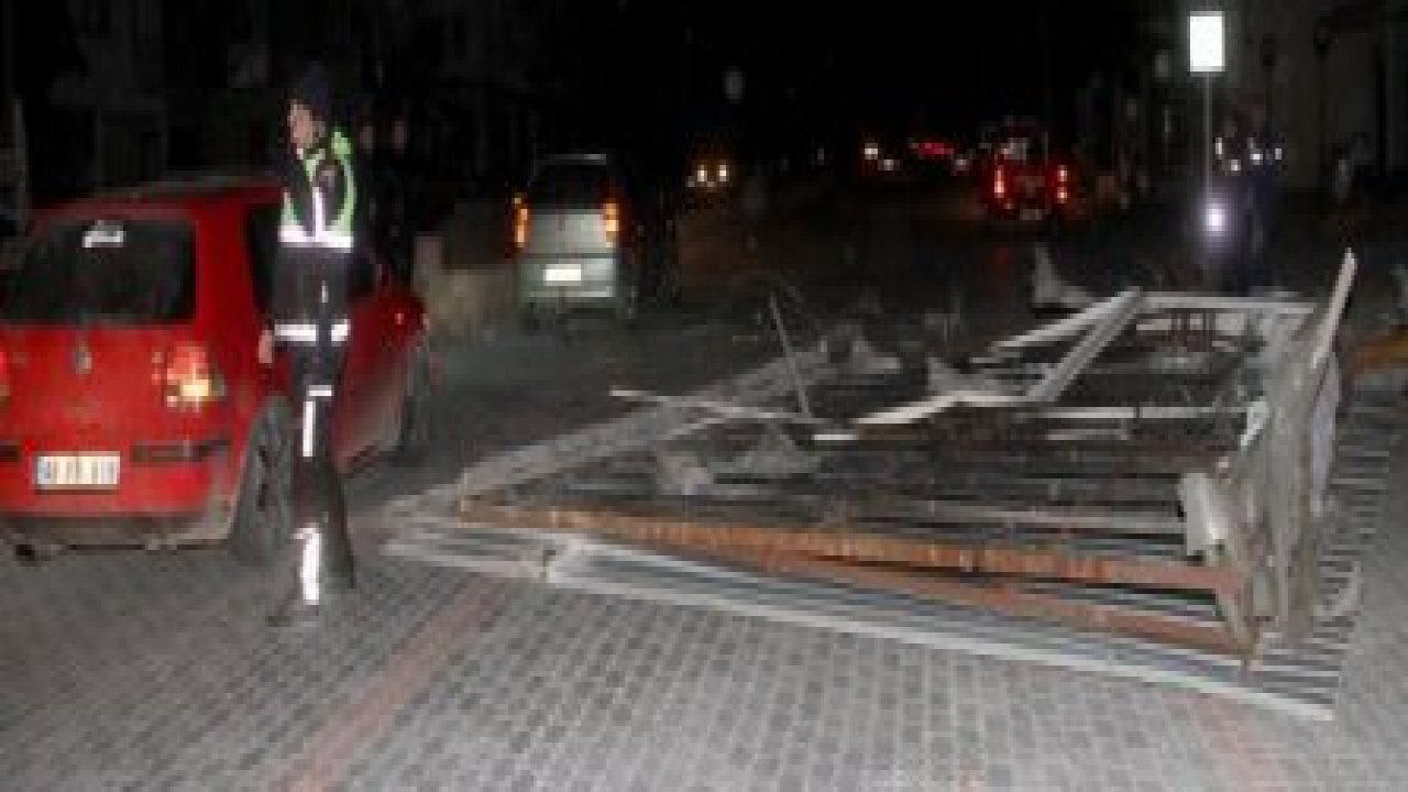Fırtına ağaçları devirdi, çatıları uçurdu