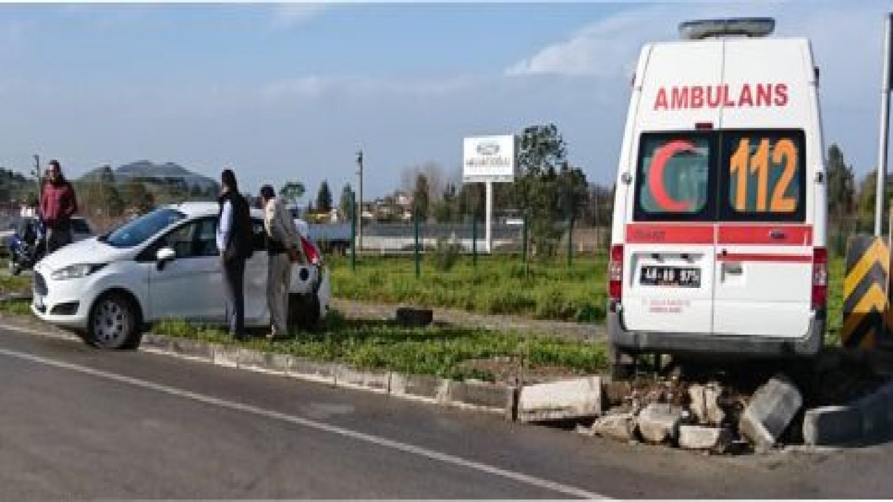 Vakaya giden 112 ambulansı kaza yaptı: 4 yaralı