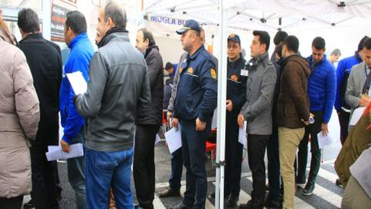 Ne iş ne aş kuyruğu; kan verme kuyruğu