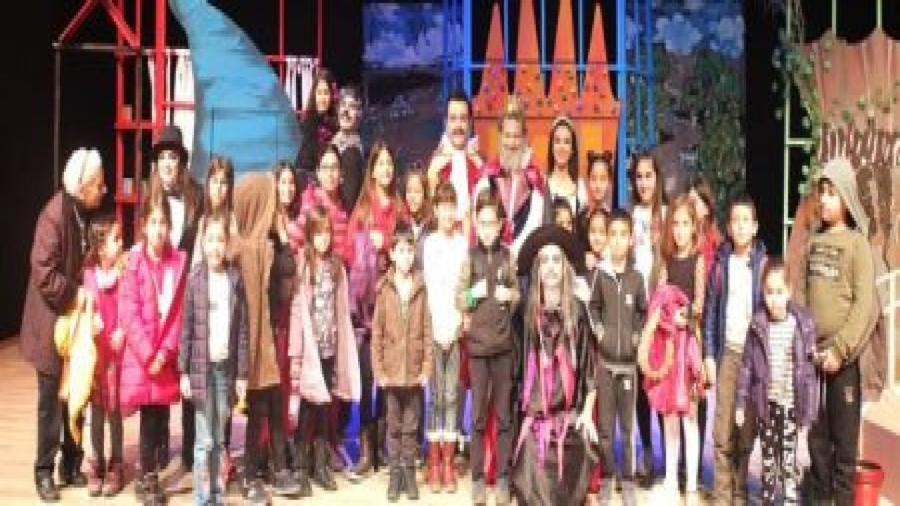 Bodrumlu çocuklar ‘Çizmeli Kedi'yi çok sevdi