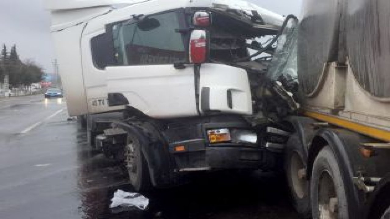 Araçta sıkışan yaralıyı AKS ekipleri kurtardı