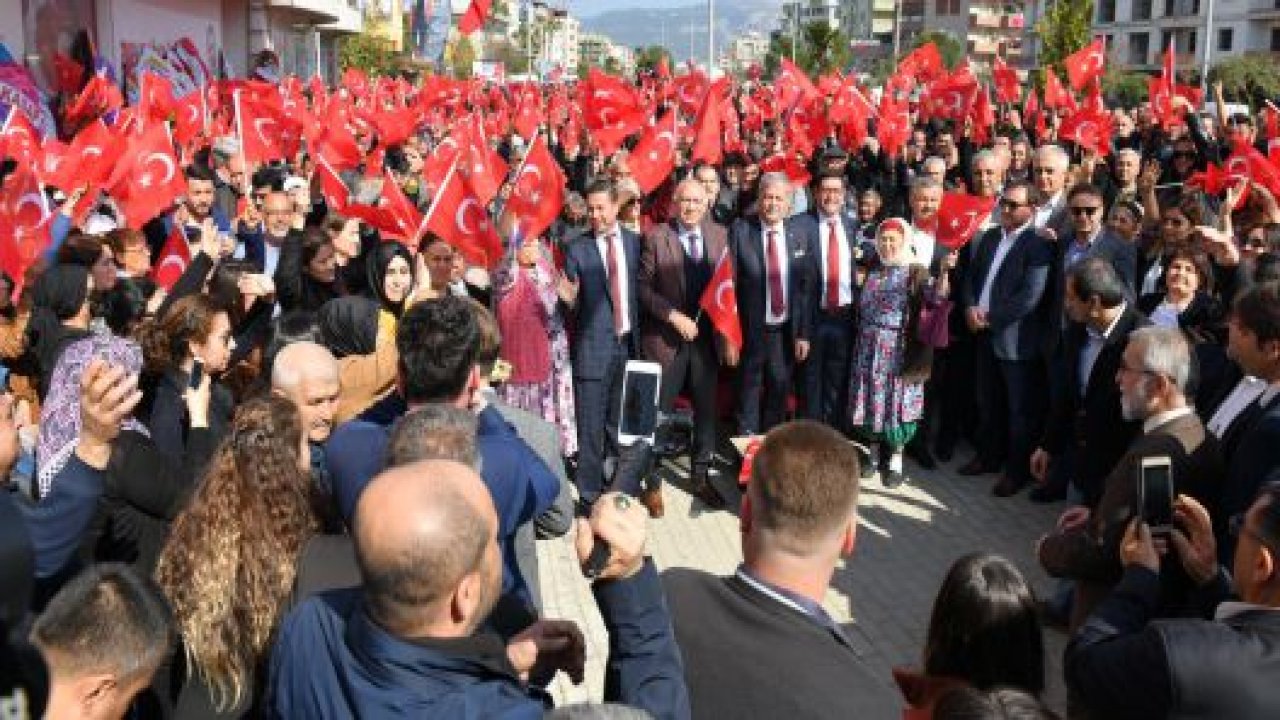 Ak Parti'den Görkemli Açılış