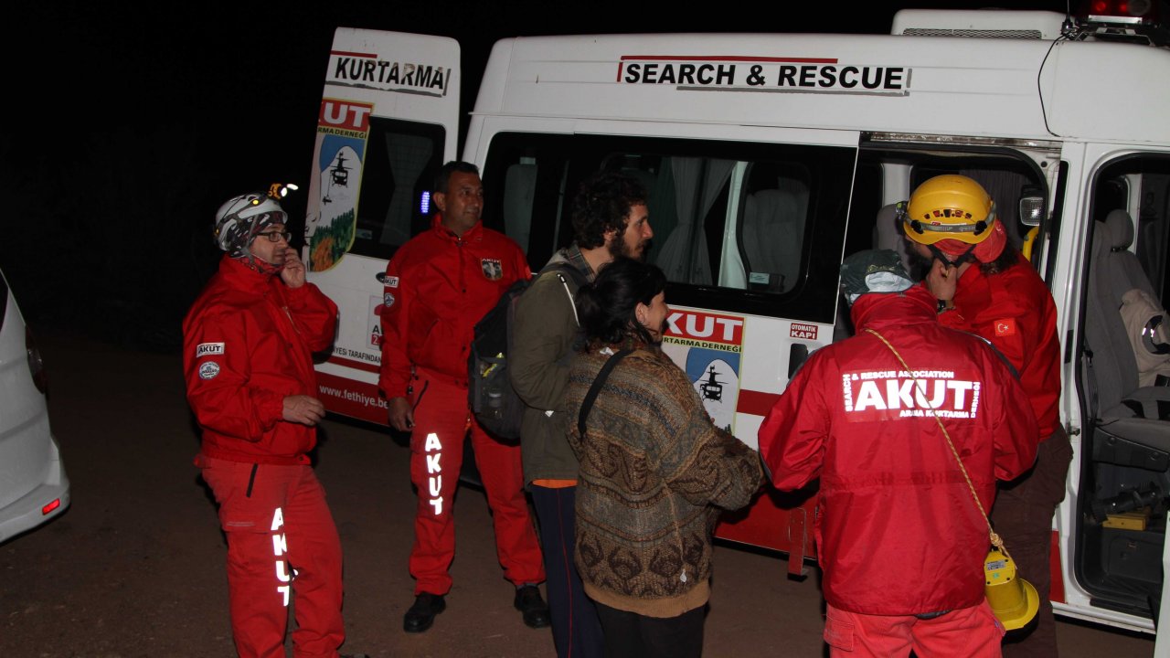 Ormanda Kaybolan Üniversite Öğrencilerini AKUT Buldu