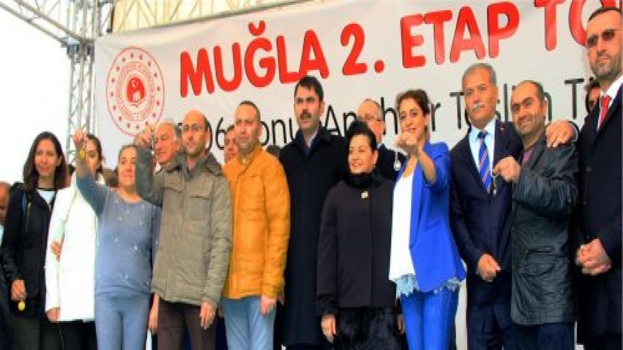 Bakan Kurum TOKİ Anahtarlarını Teslim Etti