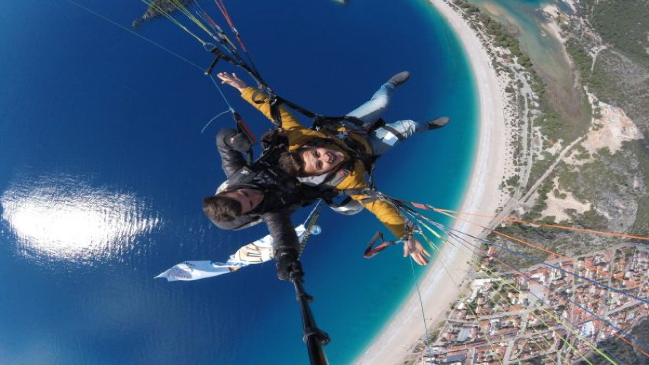 Gökyüzünde “Evet” pankartı açtılar