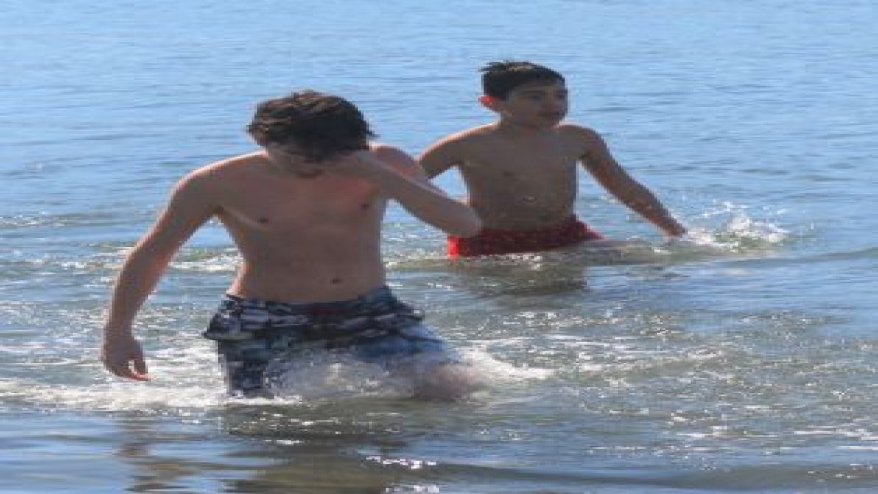 Mart ayında deniz keyfi yaptılar