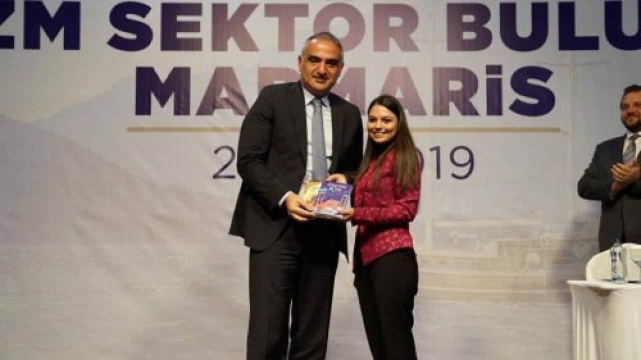 En genç roman yazarı Rana Demiriz Bakan Ersoy’a kitaplarını hediye etti