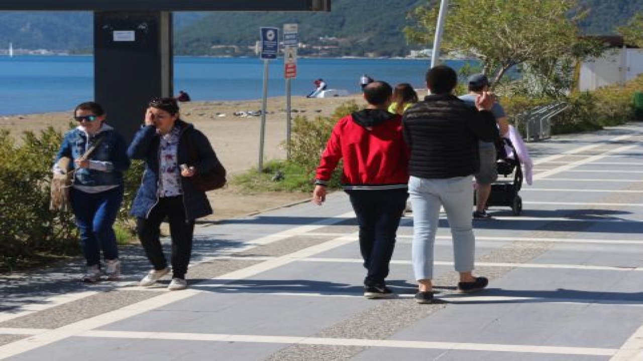 Önce sandığa sonra sahile koştular