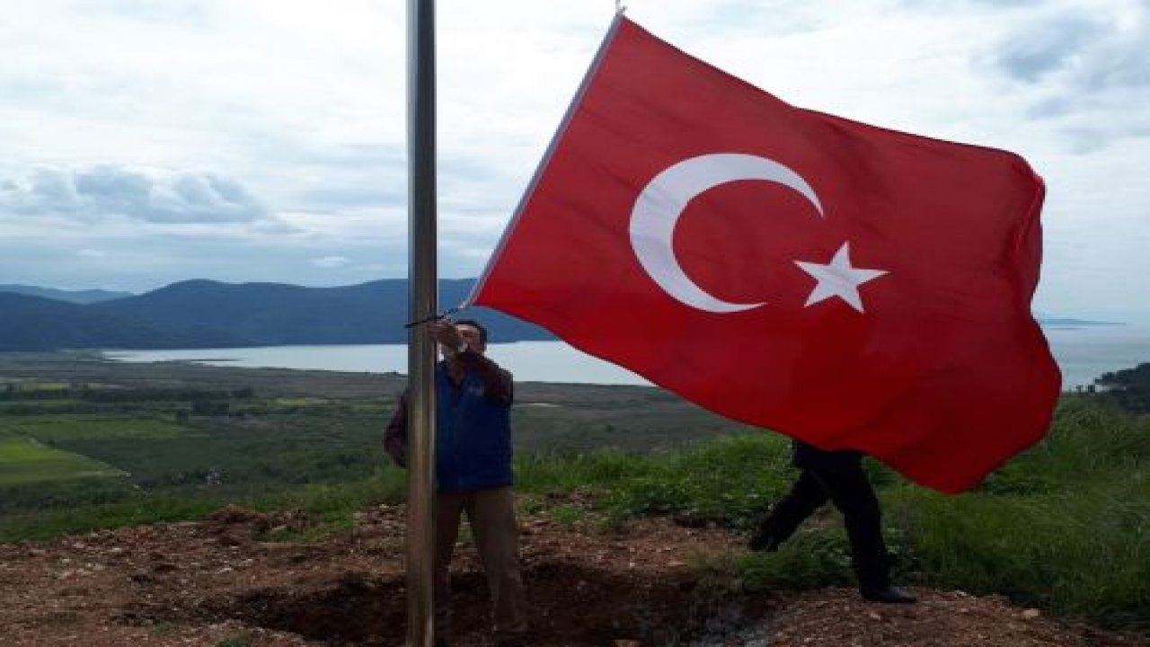 Sakin kent Akyaka’nın girişine dev Türk Bayrağı