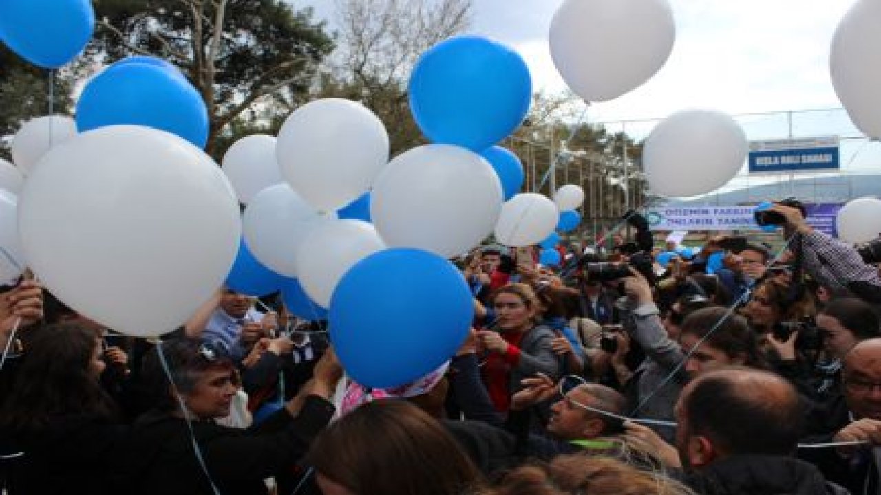 Mavi Balon Uçurarak Otizme Dikkat Çektiler