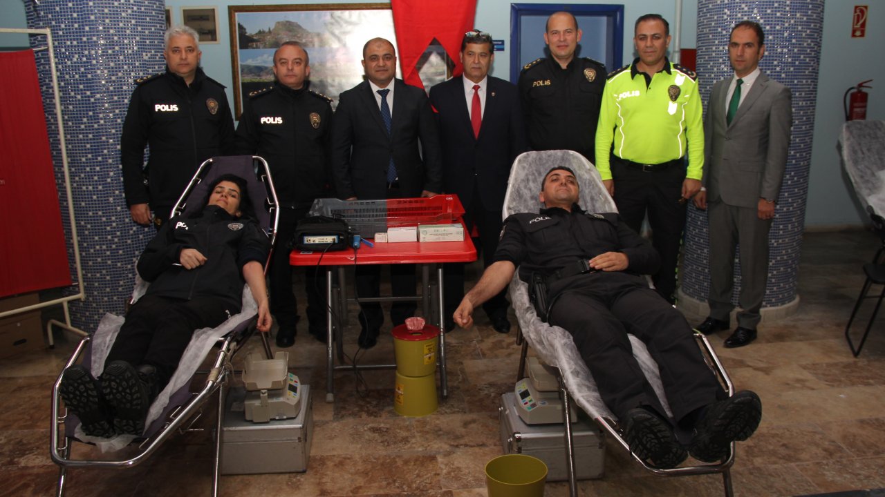 Polisler Kan Bağışında Bulundu