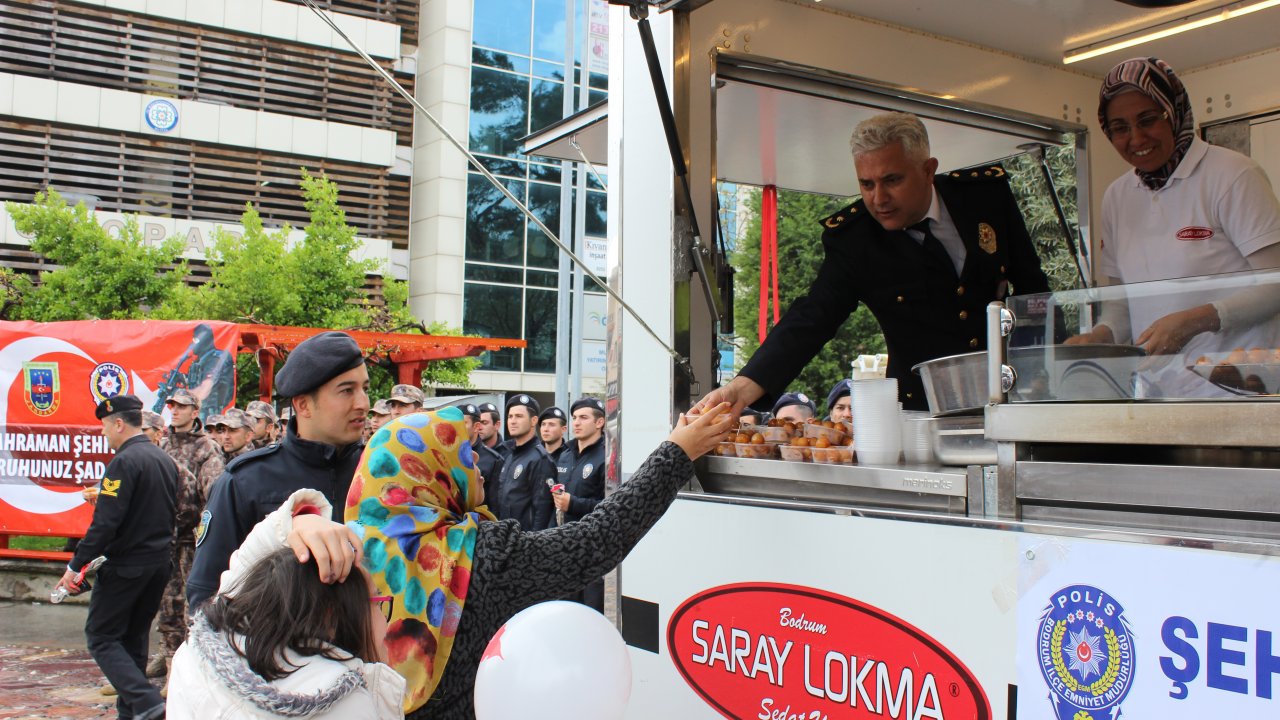 Şehit Polisler İçin Lokma Dağıtıldı