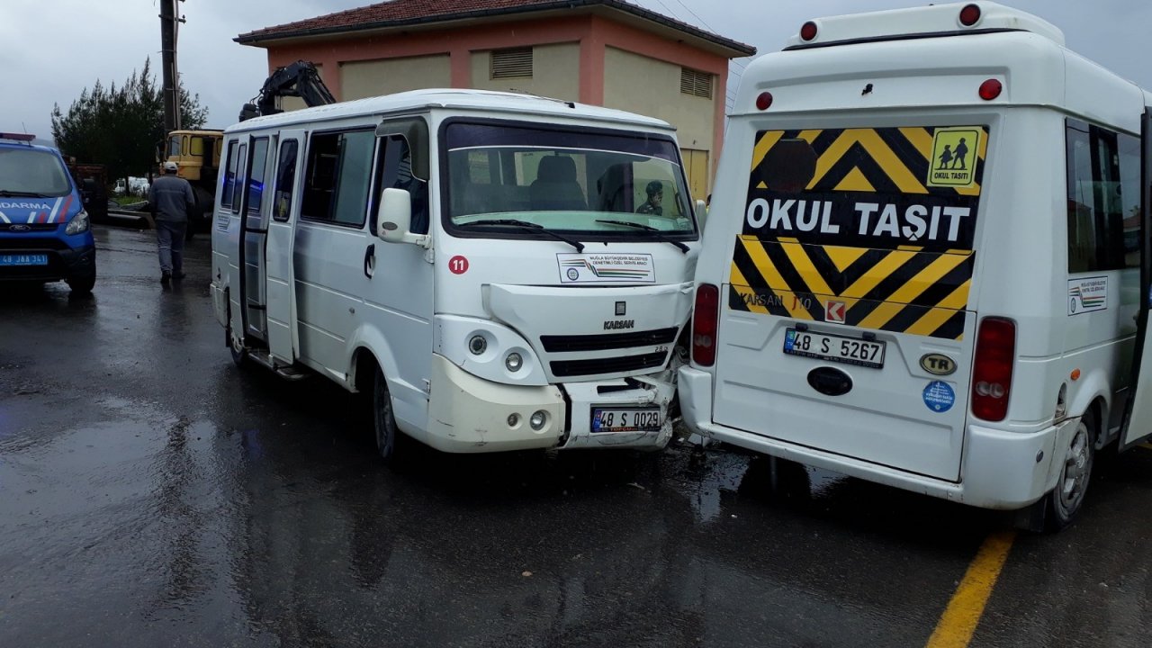 Öğrenci Servisleri Çarpıştı: 3 Yaralı