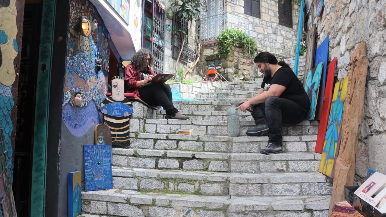 Sanatçı Çift, Harabe Olarak Aldıkları Evi Sanat Galerisine Çevirdi