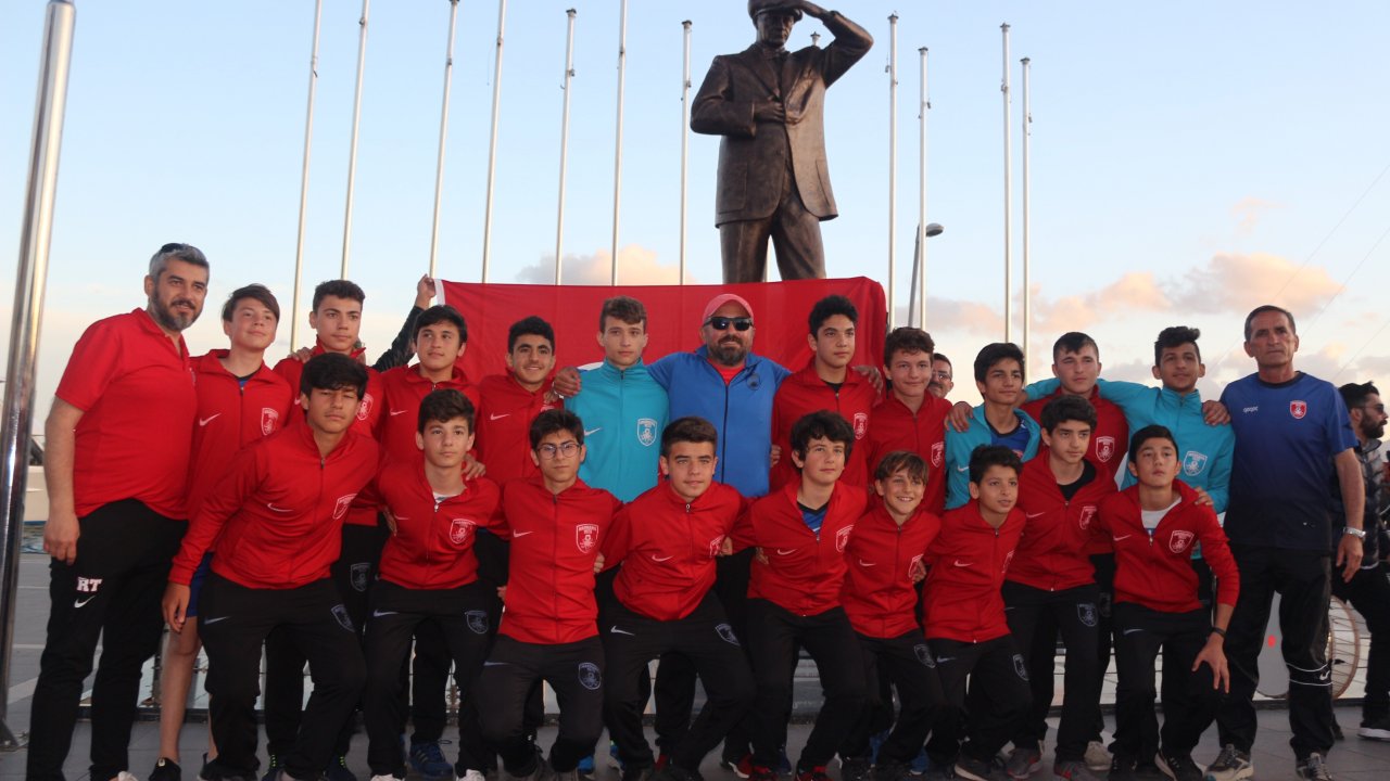 Sponsorsuz girdikleri turnuvada şampiyon oldular